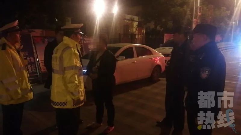 西安男子高速上弹烟灰弹掉金戒指 他接下来的